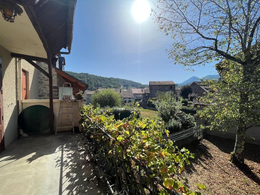 La Petite Ourse Maison De Village A Oust Exterior foto